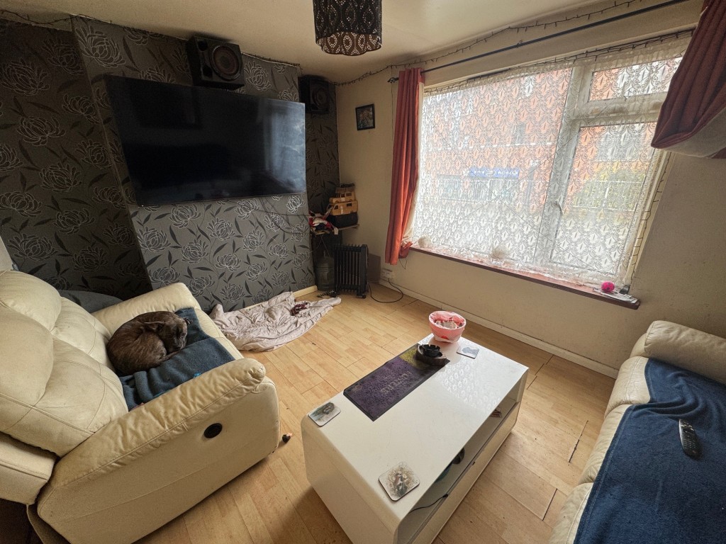 Lot: 131 - FREEHOLD INVESTMENT OF TWO FLATS - Ground floor flat - living room